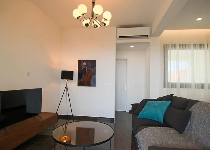 Phaedrus Living: Sea View Anna Residence 202