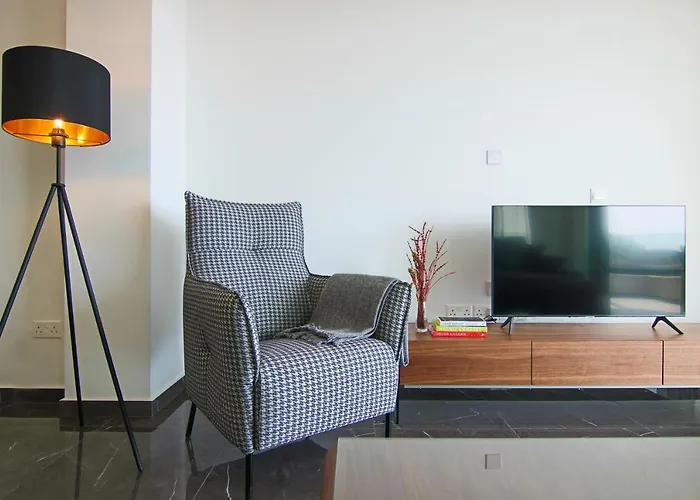 Phaedrus Living: Sea View Anna Residence 202